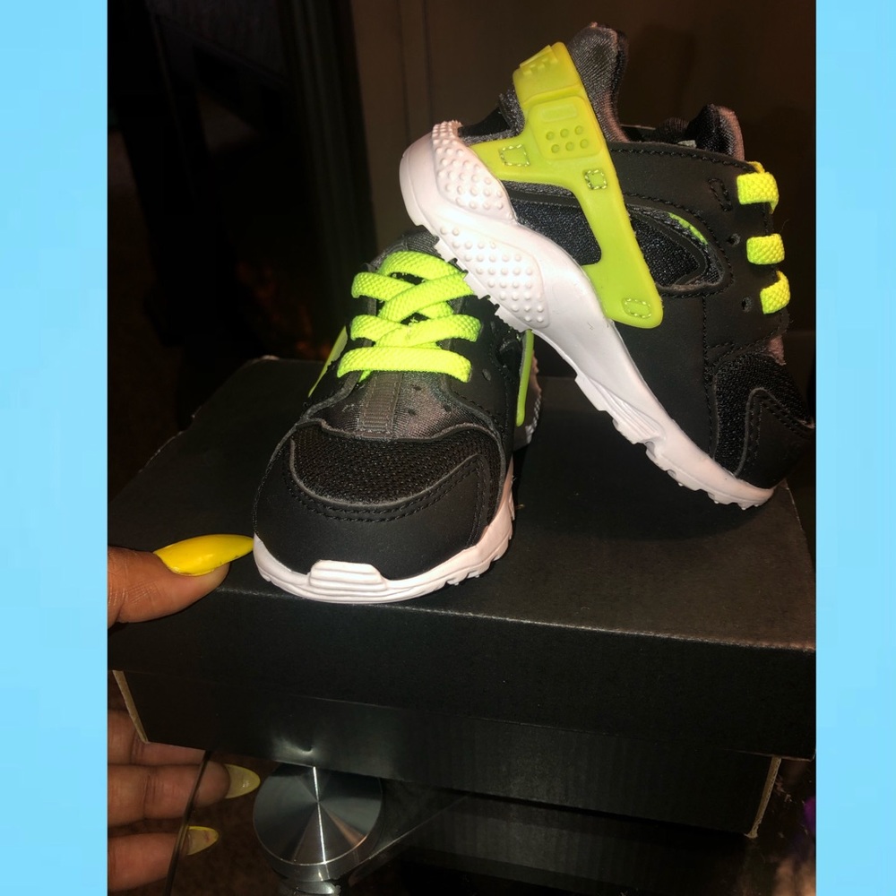 Nike Huaraches infant 💚🖤🤍
